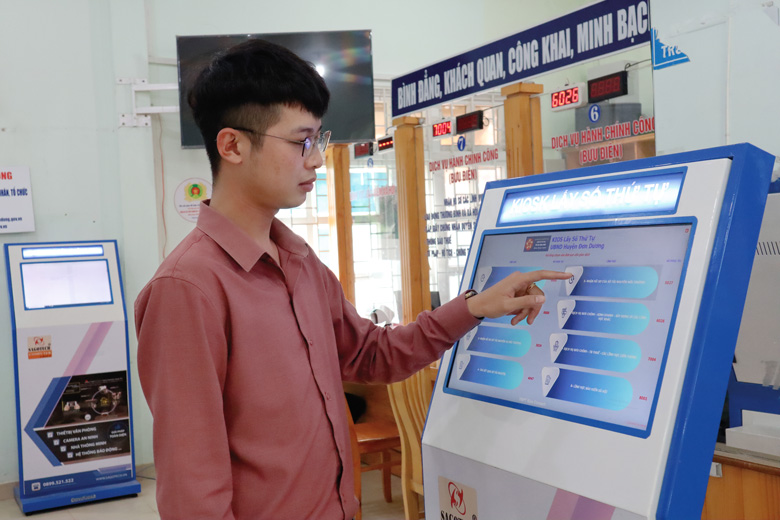 Người dân lấy số thứ tự trực tiếp tại kiosk lấy số thứ tự tự động tại Văn phòng Một cửa UBND huyện Đơn Dương