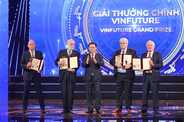 Giải thưởng chính VinFuture 2022 trị giá 3 triệu USD được trao cho 5 nhà khoa học phát minh ra công nghệ mạng toàn cầu