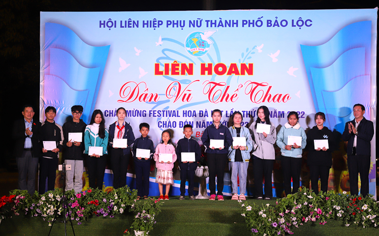 Chủ tịch UBND TP Bảo Lộc Nguyễn Văn Phương tặng học bổng cho các em học sinh khó khăn