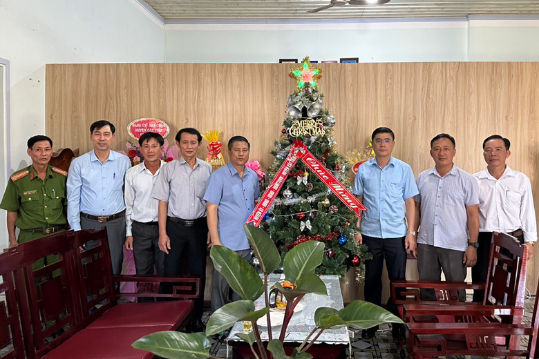 Lãnh đạo huyện Cát Tiên chúc mừng Giáng sinh