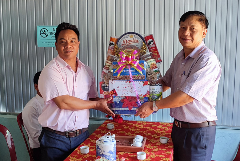 Lãnh đạo Ban Dân tộc tặng quà Điểm nhóm Tin lành bản Brun, xã Gia Viễn, huyện Cát Tiên