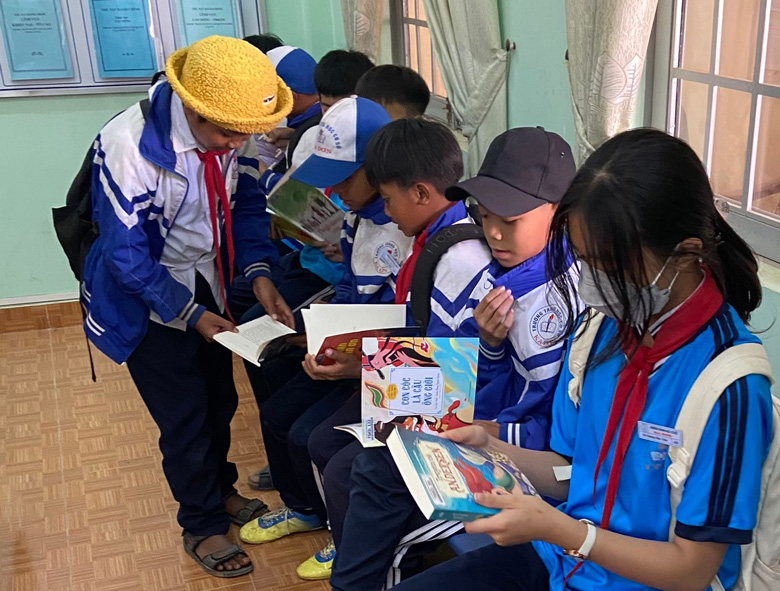 Các em học sinh đọc sách tại tủ sách cộng đồng