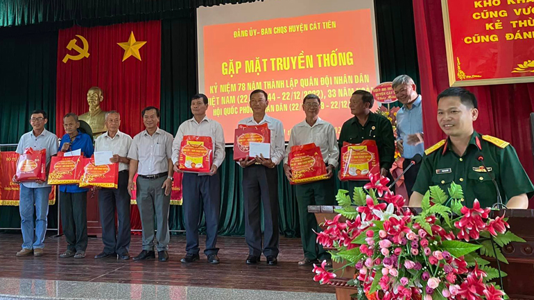 Lãnh đạo huyện Cát Tiên trao tặng quà cho các đồng chí cán bộ quân đội nghỉ hưu trên địa bàn