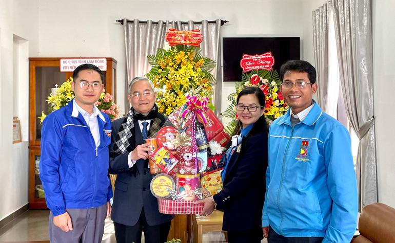 Tỉnh Đoàn - Hội LHTN Việt Nam tỉnh thăm, tặng quà Ban đại diện Hội thánh Tin Lành Việt Nam (miền Nam)