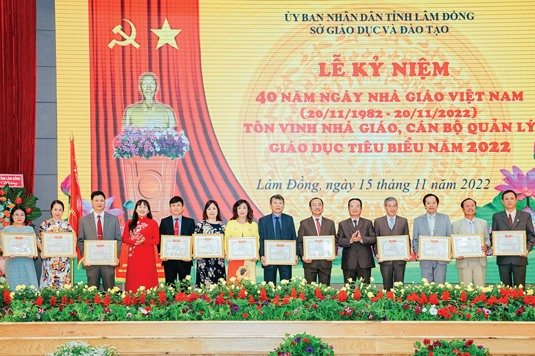Cán bộ Văn phòng Sở GDĐT Lâm Đồng nhận giấy khen của Giám đốc Sở GDĐT năm học 2021-2022