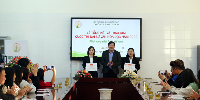 Giám đốc Thư viện Trường Đại học Đà Lạt ThS Phan Ngọc Đông trao Giấy khen của Hiệu trưởng nhà trường cho các sinh viên đạt giải toàn quốc