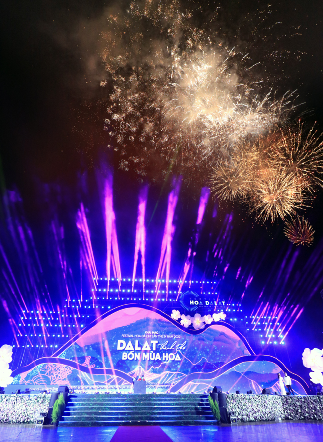 Bắn pháo hoa trong đêm Công bố Festival Hoa Đà Lạt 2022. Ảnh: Võ Trang