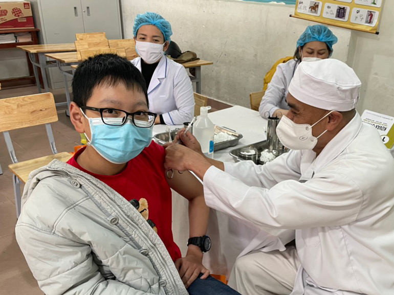 Tiêm vắc xin phòng Covid-19 cho học sinh tại TP Đà Lạt