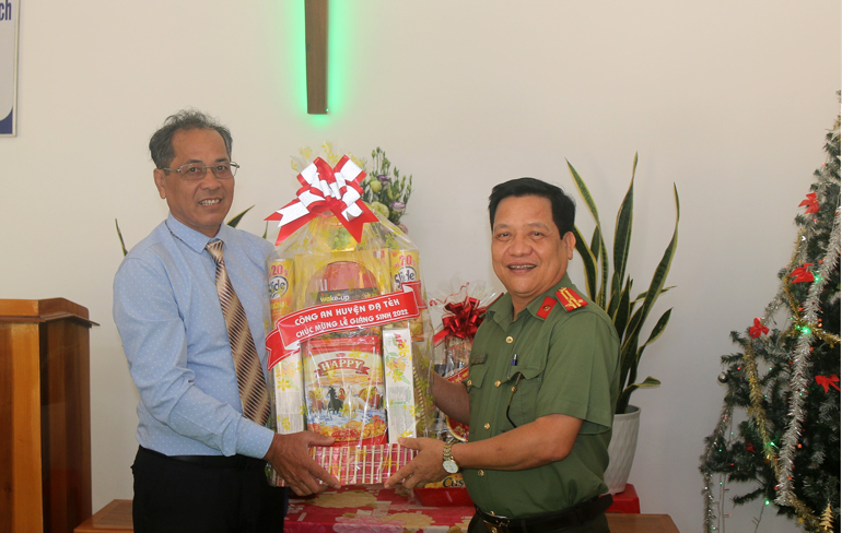 Công an huyện Đạ Tẻh thăm và chúc mừng chức sắc tôn giáo nhân dịp Giáng sinh