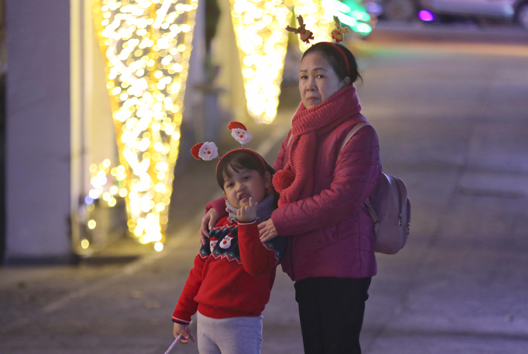 Ngay từ tối 19 tới 22/12, đã có rất đông người, dân du khách tới các nhà thờ, giáo xứ tại khu vực trung tâm TP Đà Lạt để chào đón Giáng sinh. Đặc biệt là các em nhỏ háo hức khi đêm Giáng sinh đã cận kề