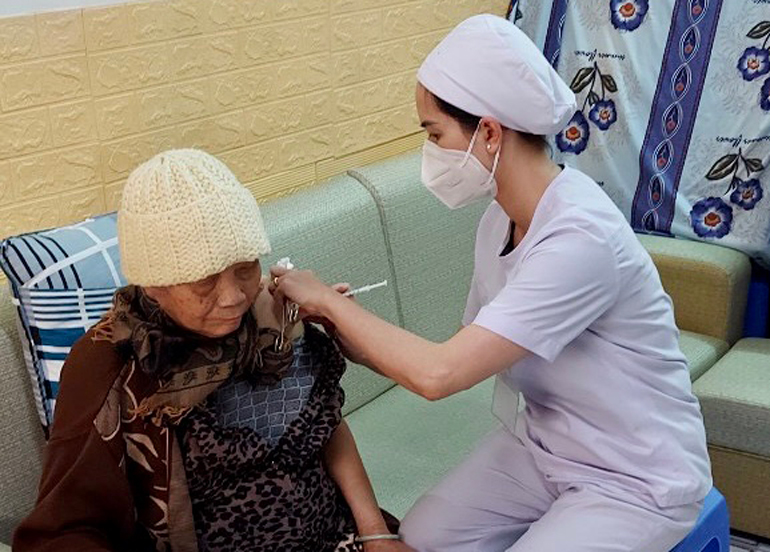 Tiêm vắc xin phòng Covid-19 lưu động tại nhà dân ở TP Đà Lạt
