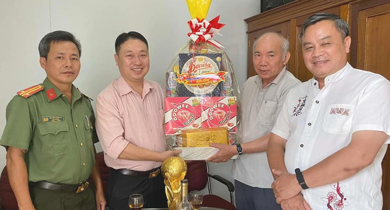 Lãnh đạo Công an huyện Đạ Huoai thăm hỏi, chúc mừng, tặng quà chức sắc tôn giáo nhân dịp Giáng sinh năm 2022
