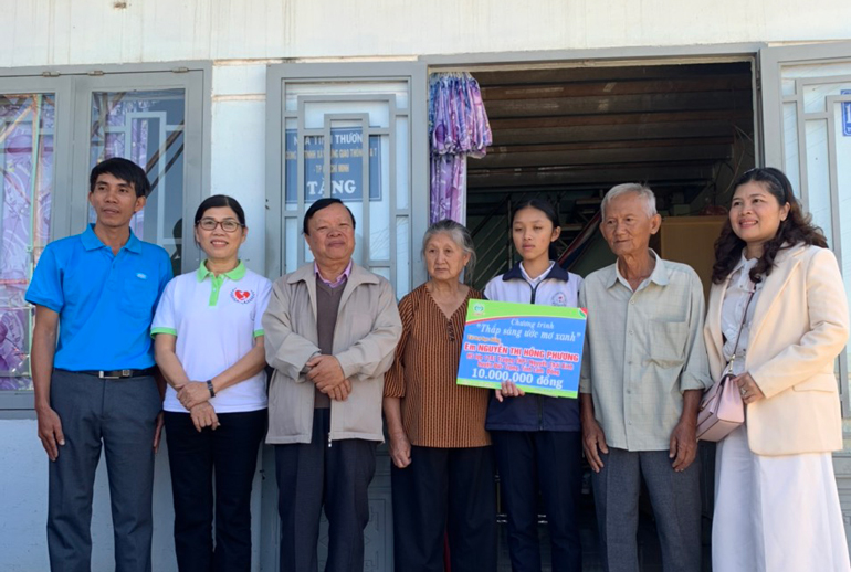 Trao học bổng của chương trình cho em Nguyễn Thị Hồng Phương