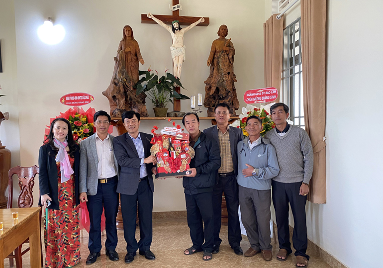 Bí thư Huyện ủy Bảo Lâm Nguyễn Trung Kiên thăm, chúc mừng Giáng sinh Giáo xứ Lê Bảo Tịnh (Lộc Ngãi)