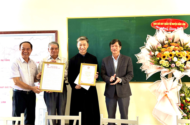 Đồng chí Nguyễn Ngọc Nhi- Chủ tịch UBND huyện trao bằng công nhận Mô hình “Giáo xứ An toàn, sáng, xanh, sạch, đẹp” cho Giáo xứ Lộc An (xã Lộc An)