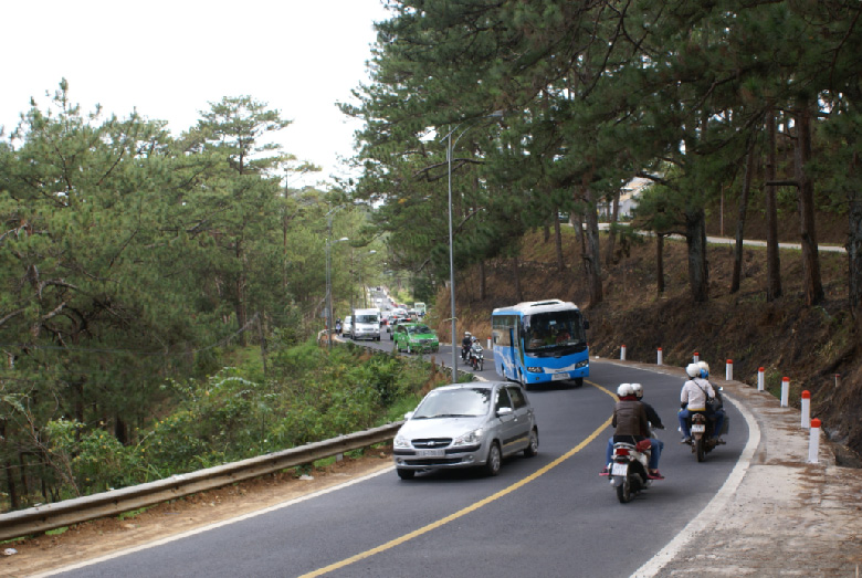 Chủ tịch UBND tỉnh yêu cầu tăng cường các giải pháp đảm bảo an toàn giao thông ở những đoạn đường dốc, đường cong, hạn chế tầm nhìn như đèo Prenn