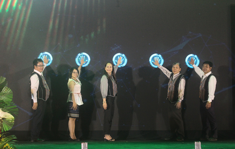 Các đại biểu thực hiện nghi thức khánh thành công trình Nhà văn hóa cộng đồng xã Tà Hine