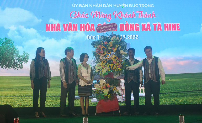 Lãnh đạo huyện Đức Trọng tặng hoa chúc mừng khánh thành công trình Nhà văn hóa cộng đồng xã Tà Hine