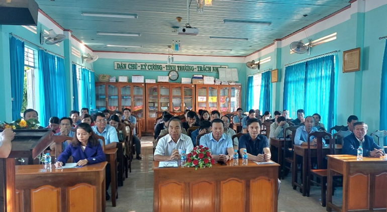 Các đại biểu và học viên tham dự khai giảng lớp tiếng dân tộc Mạ 