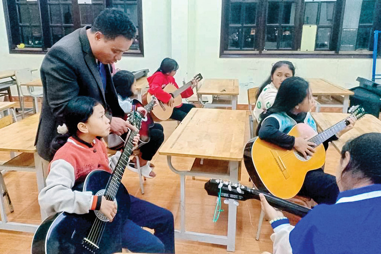 Nhiều học sinh Trường PT DTNT THCS huyện Lạc Dương biết chơi đàn guitar khi tham gia sinh hoạt CLB Văn nghệ