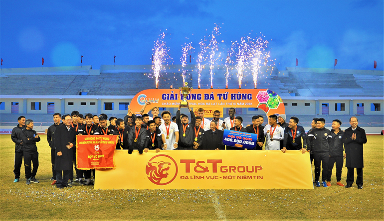 Chủ tịch UBND tỉnh Lâm Đồng Trần Văn Hiệp cùng các lãnh đạo tỉnh trao cúp vô địch và huy chương vàng cho đội Khánh Hòa