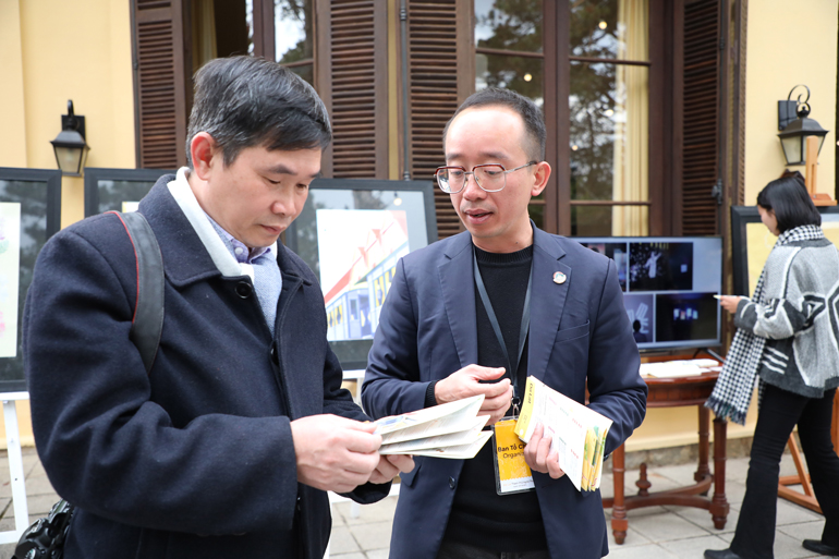 Ông Nguyễn Hiền – nhà sáng lập Phố Bên Đồi giới thiệu với nhà báo về Bản đồ Nghệ thuật Đà Lạt