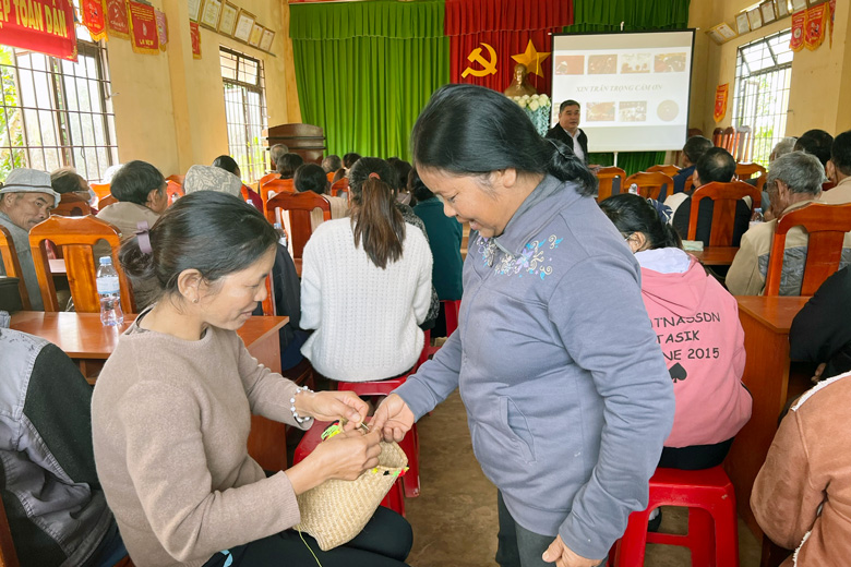 Tập huấn nghề đan lát truyền thống tại Di Linh