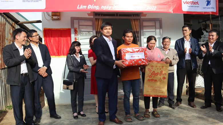 Ông Huỳnh Hữu Phước - Giám đốc Công ty Thủy điện Đại Ninh trao quà cho gia đình ông K’Glis tại lễ bàn giao nhà đại đoàn kết