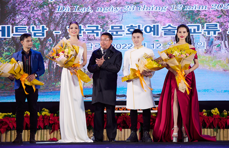 NTK Đỗ Nguyễn (thứ 2 từ phải sang) cùng các đơn vị tham gia chương trình giao lưu văn hóa nghệ thuật Việt Nam – Hàn Quốc nhận hoa từ Chủ tịch UBND thành phố Đà Lạt Tôn Thiện San