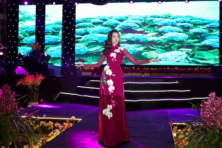 Bộ sưu tập “Đà Lạt bốn mùa hoa” gồm 15 bộ áo dài truyền thống gắn với 15 loài hoa đặc trưng của thành phố Đà Lạt được làm từ đất sét