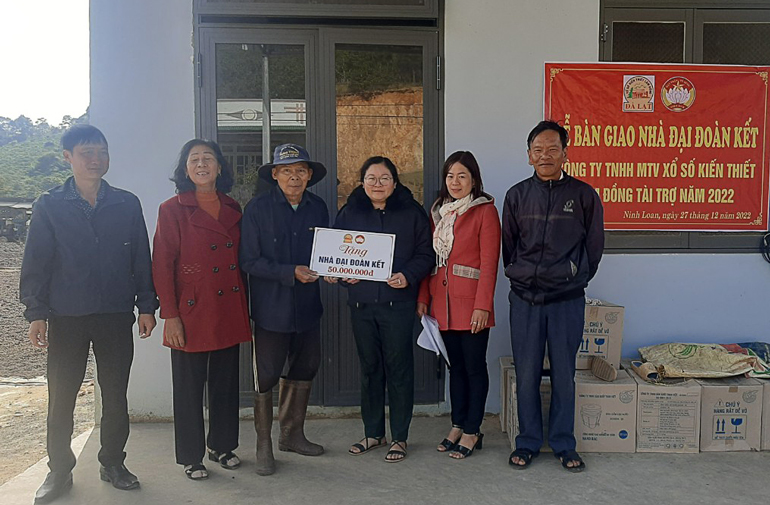 Trao nhà đại đoàn kết cho các hộ có hoàn cảnh kinh tế đăc biệt khó khăn trên địa bàn xã Ninh Loan