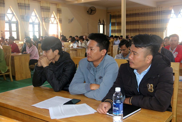 Cán bộ, công chức, viên chức các cơ quan huyện Đam Rông tham gia nghiên cứu, học tập, quán triệt Nghị quyết Hội nghị Trung ương lần thứ sáu