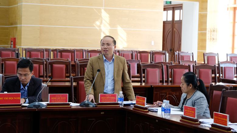 Đồng chí Trần Đức Công - Chủ tịch UBND huyện trả lời một số vấn đề tại hội nghị