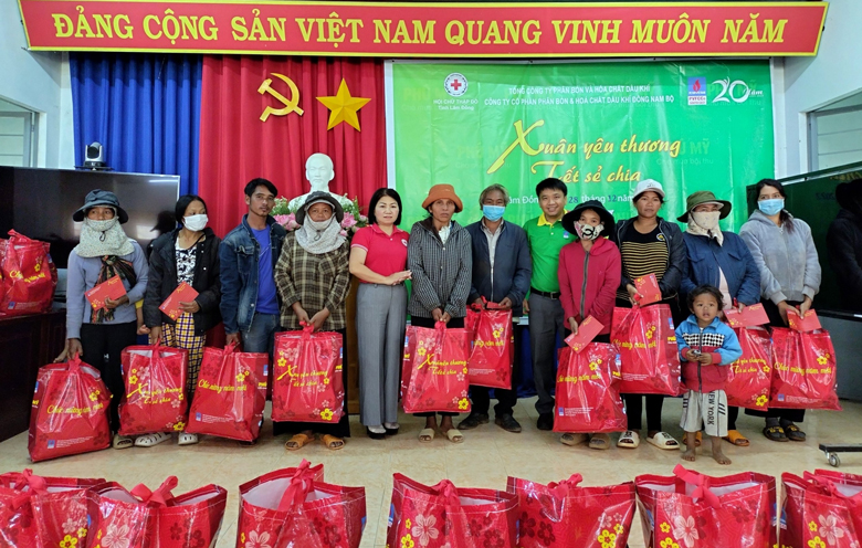 Chương trình Xuân yêu thương – Tết sẻ chia trao 100 suất quà Tết tại UBND xã Sơn Điền (huyện Di Linh)