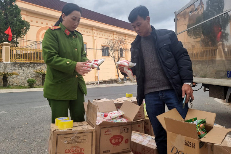 Lực lượng công an kiểm tra số hàng hóa, thực phẩm giả do Vũ Văn Đường và Chu Văn Hải mua bán