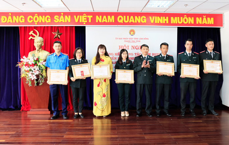 Lãnh đạo Thanh tra tỉnh trao Kỷ niệm chương vì sự nghiệp thanh tra của Tổng Thanh tra Chính phủ cho các cá nhân có thành tích đóng góp cho sự nghiệp phát triển ngành thanh tra Việt Nam 