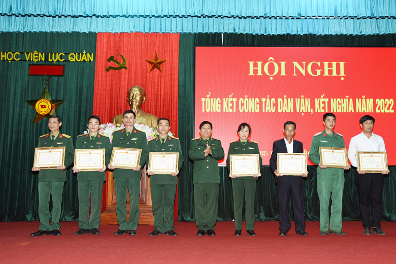 Thiếu tướng Đậu Văn Nậm – Phó Chính uỷ Học viện Lục quân trao giấy khen cho các tập thể, cá nhân làm tốt công tác dân vận, kết nghĩa năm 2022