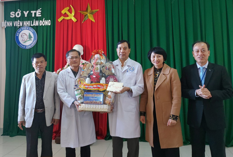 Đoàn Công tác tặng quà cho Bệnh viện Nhi Lâm Đồng