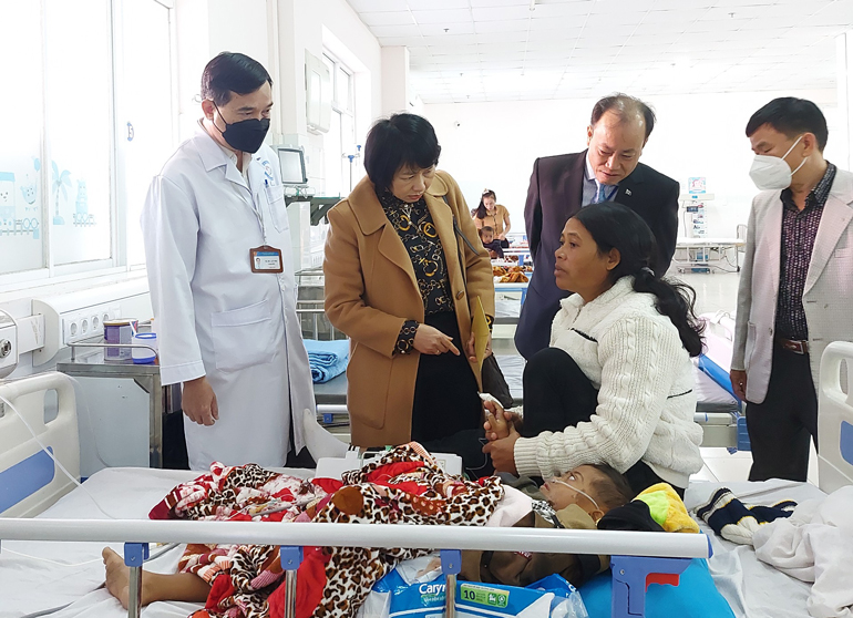 Thăm hỏi tặng quà cho bệnh nhân điều trị tại Bệnh viện Nhi Lâm Đồng