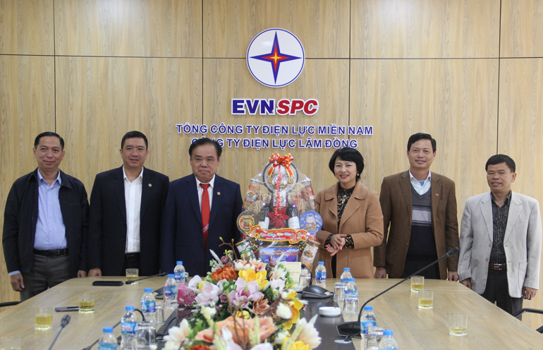Đoàn công tác tặng quà cho Công ty Điện lực Lâm Đồng