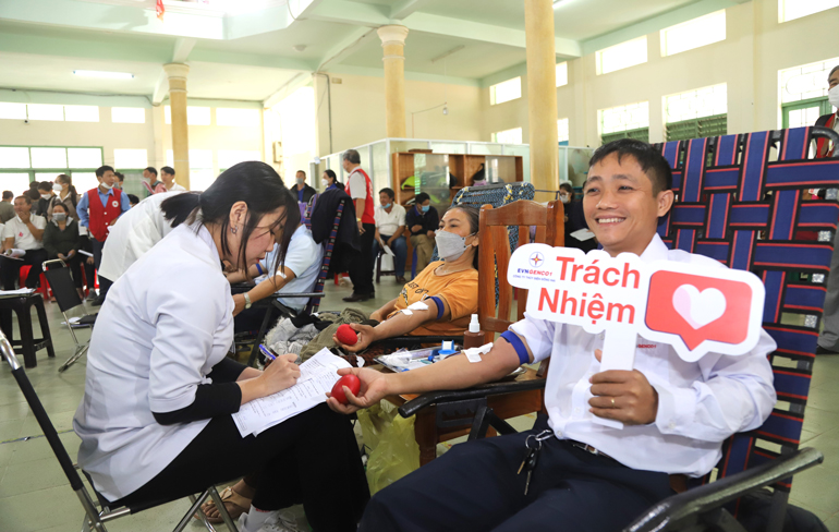 Một số hình ảnh cán bộ, công nhân viên Công ty Thủy điện Đồng Nai tham gia hiến máu tình nguyện tại Chương trình Xuân yêu thương