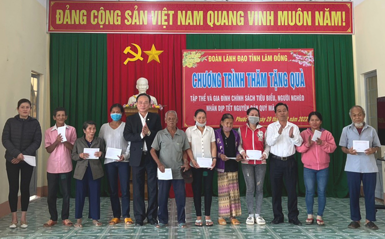 Trưởng Ban Nội chính Tỉnh ủy thăm, tặng quà tết tại huyện Đạ Huoai