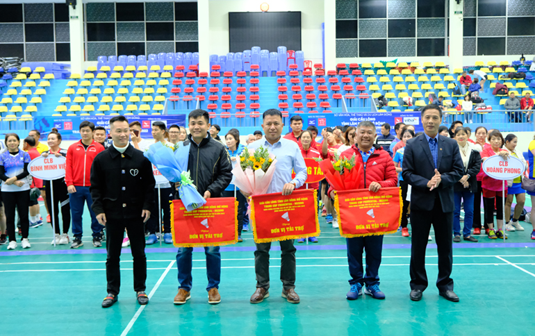 Hơn 200 VĐV tham dự Giải Cầu lông tỉnh Lâm Đồng mở rộng tranh cúp Prudential - Mizuno