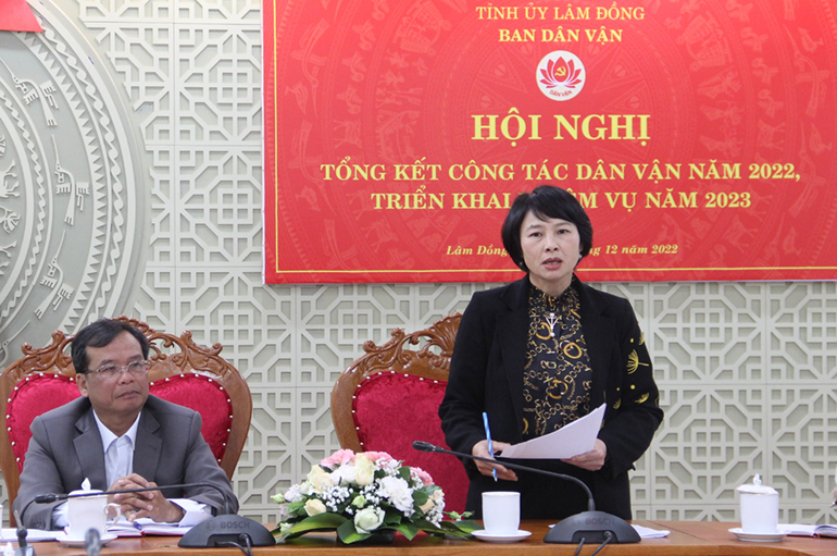 Đồng chí Phạm Thị Phúc - Trưởng Ban Dân vận Tỉnh ủy phát biểu kết luận Hội nghị