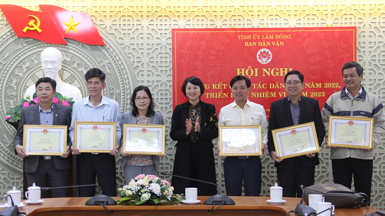 Trưởng Ban Dân vận Tỉnh ủy Lâm Đồng Phạm Thị Phúc trao bằng khen của Chủ tịch UBND tỉnh cho các tập thể 