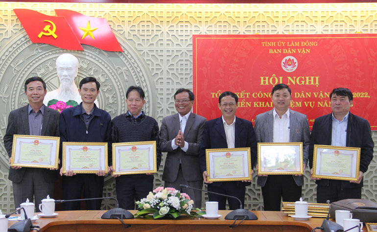 Đồng chí Lê Minh Quang – Phó Trưởng ban Thường trực Ban Dân vận Tỉnh ủy trao bằng khen của Chủ tịch UBND tỉnh cho các tập thể 