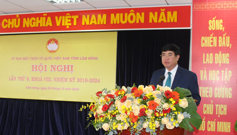 Đồng chí Trần Đình Văn phát biểu ghi  nhận thành quả của MTTQ và các tổ chức thành viên