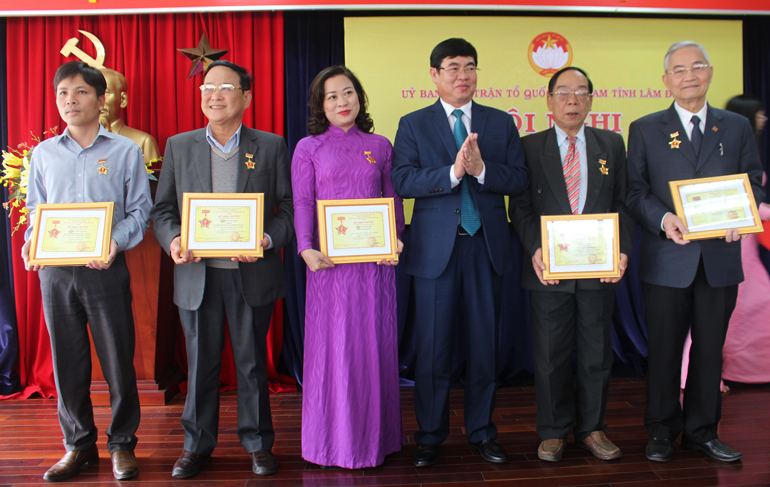 Đồng chí Trần Đình Văn  trao kỷ niệm chương “Vì sự nghiệp Đại đoàn kết dân tộc” cho các cá nhân xuất sắc
