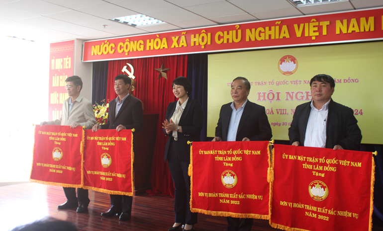 Đồng chí Phạm Thị Phúc trao cờ thi đua xuất sắc của UBMTTQ tỉnh cho 4 đơn vị