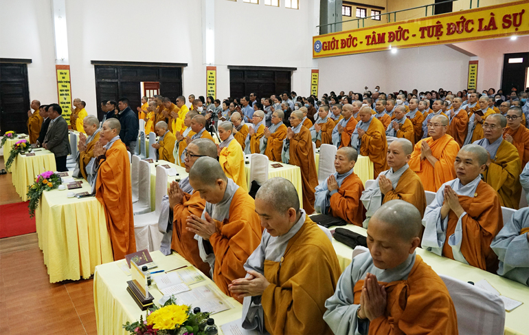 Các tăng, ni, Phật tử nhất tâm thành kính Lễ Phật